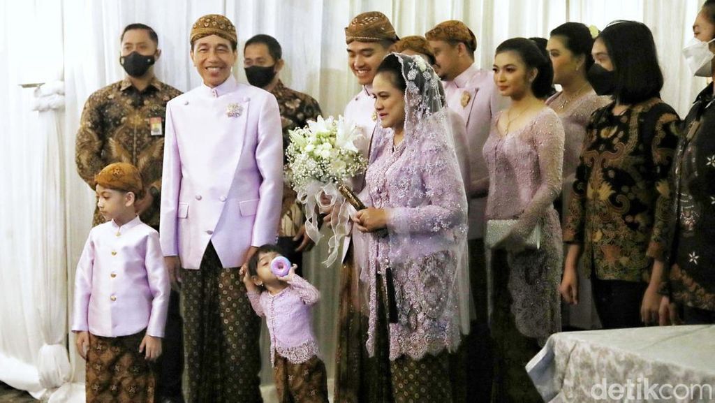 Gandeng Cucu, Jokowi Tiba di Kediaman Erina Gudono
