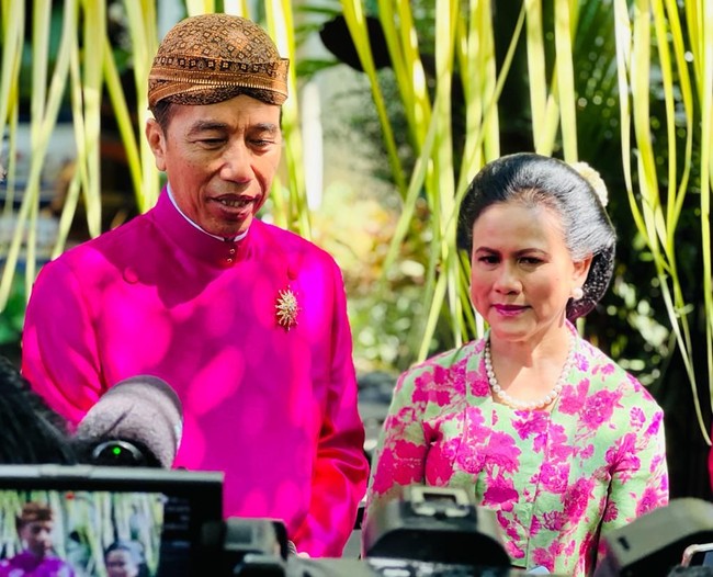 Ibu Negara RI yang berusia 59 tahun ini tampil ayu mengenakan sanggul Jawa klasik. Sanggul dibuat sederhana tanpa aksesori kepala. Foto: Tim Media Erina & Kaesang