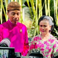 Ibu Negara RI yang berusia 59 tahun ini tampil ayu mengenakan sanggul Jawa klasik. Sanggul dibuat sederhana tanpa aksesori kepala. Foto: Tim Media Erina & Kaesang