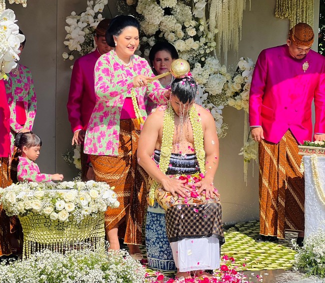 Iriana Jokowi tampil kembar dengan Kahiyang Ayu, yang juga mengenakan kebaya dengan model dan motif sama. Foto: Tim Media Erina & Kaesang