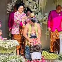 Iriana Jokowi tampil kembar dengan Kahiyang Ayu, yang juga mengenakan kebaya dengan model dan motif sama. Foto: Tim Media Erina & Kaesang