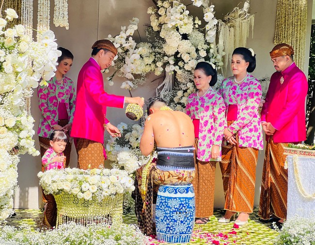 Palet cerah dengan dominasi warna pink fuchsia dipilih sebagai tema dalam rangkaian acara siraman menjelang pernikahan Kaesang dan Erina Gudono. Foto: Tim Media Erina & Kaesang