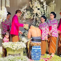 Palet cerah dengan dominasi warna pink fuchsia dipilih sebagai tema dalam rangkaian acara siraman menjelang pernikahan Kaesang dan Erina Gudono. Foto: Tim Media Erina & Kaesang