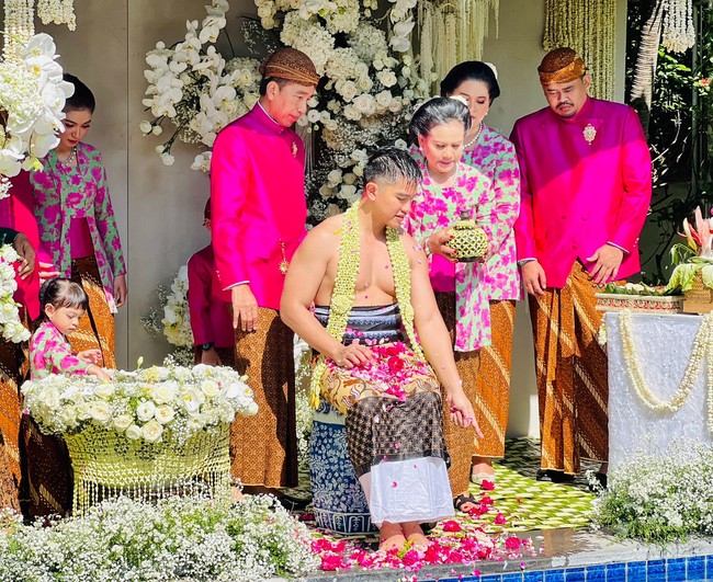 Menjalani proses siraman, Kaesang Pangarep didampingi kedua orangtuanya, Presiden Jokowi dan Iriana di kediamannya di Banjarsari, Solo, Jawa Tengah, Jumat (9/12/2022). Foto: Tim Media Erina & Kaesang