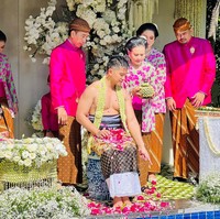 Menjalani proses siraman, Kaesang Pangarep didampingi kedua orangtuanya, Presiden Jokowi dan Iriana di kediamannya di Banjarsari, Solo, Jawa Tengah, Jumat (9/12/2022). Foto: Tim Media Erina & Kaesang