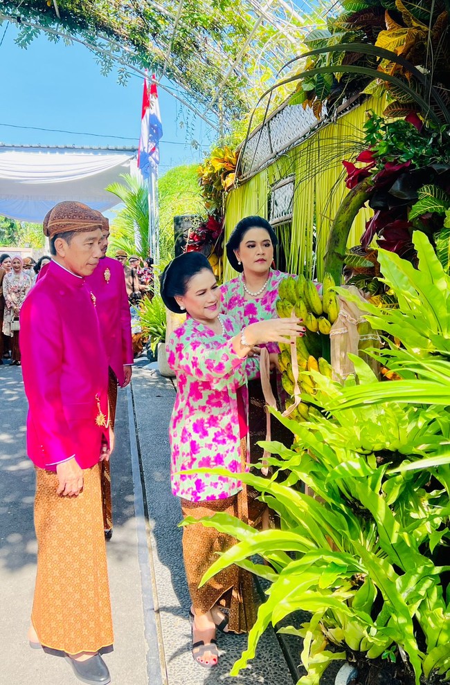 Kebaya bernuansa cerah itu dipadukan dengan bawahan kain batik motif truntum warna cokelat sogan. Foto: Tim Media Erina & Kaesang