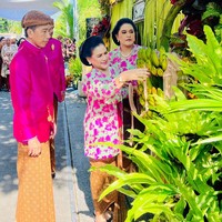 Kebaya bernuansa cerah itu dipadukan dengan bawahan kain batik motif truntum warna cokelat sogan. Foto: Tim Media Erina & Kaesang