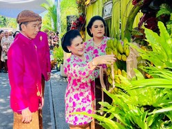 9 Gaya Iriana Jokowi di Prosesi Siraman Kaesang, Cerah Berkebaya Bunga-bunga