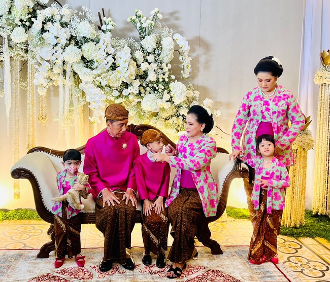 Batik truntum mengandung arti ‘cinta yang tumbuh kembali’. Motif ini merupakan simbol cinta tanpa syarat dan abadi. Kain batik motif truntum biasa dikenakan orangtua pengantin dalam pernikahan. Foto: Tim Media Erina & Kaesang