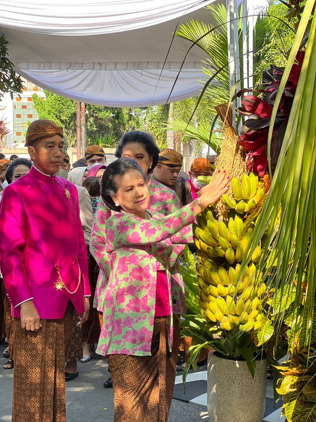 Iriana Jokowi tampak mengenakan kebaya kutubaru hijau-pink dengan motif bunga. Busana kebaya dilengkapi stagen warna pink fuchsia. Foto: Tim Media Erina & Kaesang