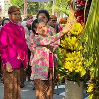 Iriana Jokowi tampak mengenakan kebaya kutubaru hijau-pink dengan motif bunga. Busana kebaya dilengkapi stagen warna pink fuchsia. Foto: Tim Media Erina & Kaesang