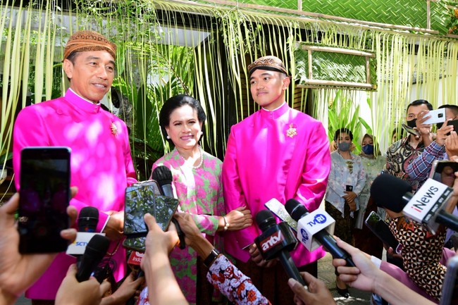 Sementara Jokowi, Kaesang dan Gibran berbalut beskap Jawa warna pink fuchsia dan kain batik. Foto: Tim Media Erina & Kaesang