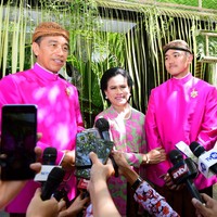 Sementara Jokowi, Kaesang dan Gibran berbalut beskap Jawa warna pink fuchsia dan kain batik. Foto: Tim Media Erina & Kaesang