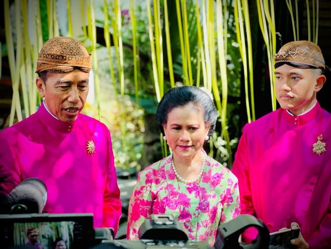 Iriana Jokowi melengkapi penampilannya satu set perhiasan mutiara yang terdiri dari anting, kalung dan gelang. Foto: Tim Media Erina & Kaesang