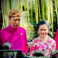 Iriana Jokowi melengkapi penampilannya satu set perhiasan mutiara yang terdiri dari anting, kalung dan gelang. Foto: Tim Media Erina & Kaesang