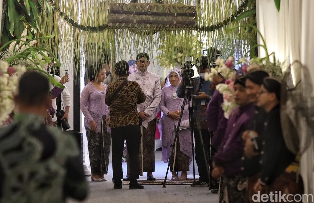 Gaya Keluarga Erina Gudono saat Midodareni