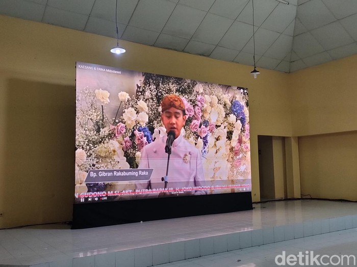 Gibran Rakabuming Raka saat berpamitan usai acara midodareni di kediaman Erina Gudono di Sleman, DIY, Jumat (9/12/2022) malam.