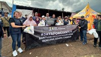 Ketua Umum BPD HIPMI Jaya Sona Maesana melalui HIPMI Jaya peduli juga memberikan bantuan sembako dan kebutuhan warga lainnya yang terdampak bencana dan mengajak anggota HIPMI Jaya untuk aksi cepat dalam membantu korban bencana di Cianjur. Pemberian bantuan yang disalurkan hari ini merupakan aksi cepat ketiga kalinya untuk meringankan beban para korban gempa. Aksi cepat sebelumnya disalurkan pada tanggal 26 November 2022 dan pada tanggal 2 Desember 2022.