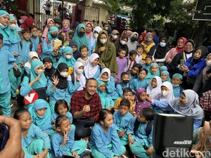 Giring Temui Siswa SDN Pocin 1 yang Bakal Digusur Pemkot Depok