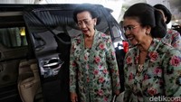 Gusti Kanjeng Ratu Hemas yang didampingi Gusti Kanjeng Bendara Raden Ayu Adipati Paku Alam meninggalkan kediaman Erina.