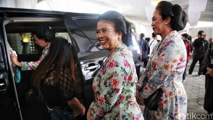 GKR Hemas Bangga Prosesi Pernikahan Kaesang-Erina Pakai Adat Jawa Istri Sultan Hamengkubowono X, GKR Hemas terlibat dalam prosesi siraman Erina di Sleman, DIY, Jumat (9/12/2022). GKR Hemas pun mengaku bangga lantaran Erina menikah menggunakan adat Yogyakarta.