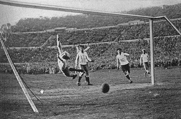 Gol ke-4 di laga Uruguay vs Argentina saat final Piala Dunia pertama, 1930.