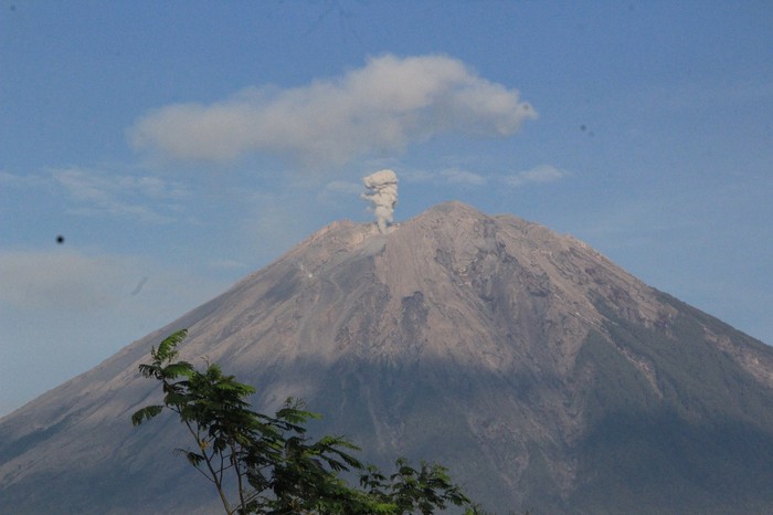 gunung semeru siaga per kamis 9 desember 2022 pukul 12.00 wib