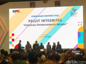 Ketua KPK Firli Cium Tangan Wapres Maruf Amin Usai Buka Hakordia 2022