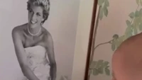 Di salah satu adegan, terlihat Meghan memperkenalkan Archie pada foto Putri Diana. Foto: (dok. dokumenter Harry & Meghan)