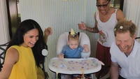 Mereka juga mengungkap kebersamaan Archie dengan neneknya, Doria Ragland. Foto: (dok. dokumenter Harry & Meghan)