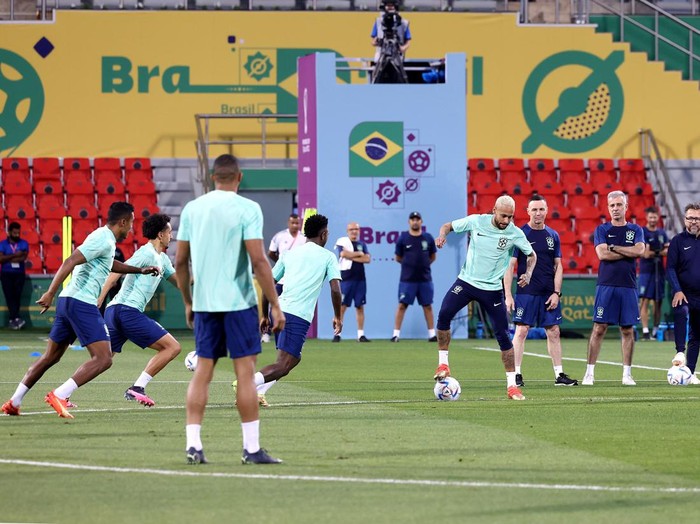 DOHA, QATAR - DECEMBER 08: Neymar (C) of Brazil plays the ball during a training session on match day -1 at Al Arabi SC Stadium on December 08, 2022 in Doha, Qatar. (Photo by Alexander Hassenstein/Getty Images)