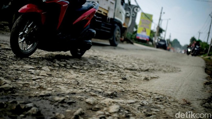 Keberadaan truk-truk tambang yang melintas di Parung Panjang turut membawa masalah kesehatan hingga keselamatan bagi warga sekitar yang sudah mengancam bertahun-tahun. Begini potretnya.