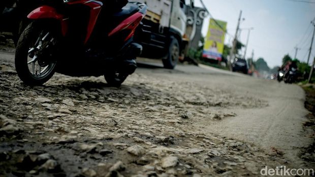 Keberadaan truk-truk tambang yang melintas di Parung Panjang turut membawa masalah kesehatan hingga keselamatan bagi warga sekitar yang sudah mengancam bertahun-tahun. Begini potretnya.