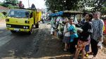 Ganasnya Hidup di Jalur Truk Tambang Parung Panjang