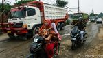Ganasnya Hidup di Jalur Truk Tambang Parung Panjang