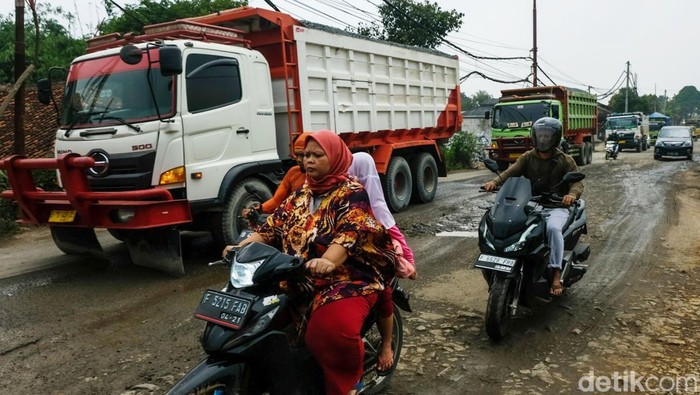Keberadaan truk-truk tambang yang melintas di Parung Panjang turut membawa masalah kesehatan hingga keselamatan bagi warga sekitar yang sudah mengancam bertahun-tahun. Begini potretnya.