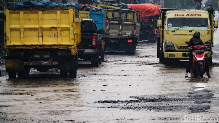 Keberadaan truk-truk tambang yang melintas di Parung Panjang turut membawa masalah kesehatan hingga keselamatan bagi warga sekitar yang sudah mengancam bertahun-tahun. Begini potretnya.