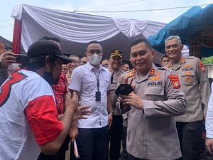 HUT Ke-73 Polda Metro, Irjen Fadil Blusukan ke Lapak Pemulung Kalijati