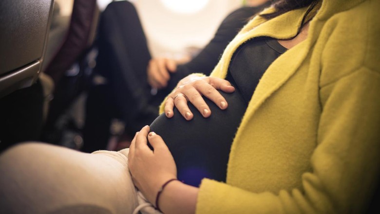 Ibu hamil di pesawat