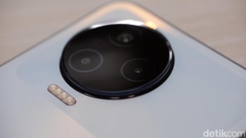 Di bagian punggung disematkan tiga kamera. Komposisinya terdiri dari kamera utama 50 MP yang disandingkan dengan lensa depth 2 MP dan sensor AI. Foto: Adi Fida Rahman/detikINET