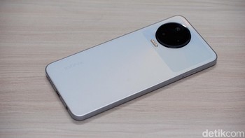 Guna menunjang mobilitas diberikan baterai 5.000 mAh. Saat habis dapat cepat terisi kembali berkat dukungan fast charging 33W. Foto: Adi Fida Rahman/detikINET