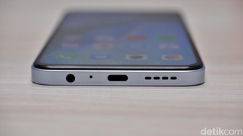 Bagian bawah terdapat jack audio 3,5 mm, port USB Type C dan speaker. Foto: Adi Fida Rahman/detikINET