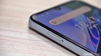 Ada slot SIM Card dan microSD di sisi kiri. Foto: Adi Fida Rahman/detikINET