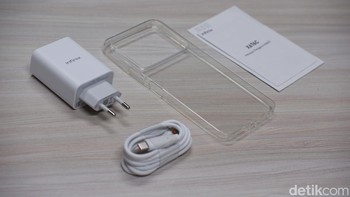 Inilah aksesori yang disertakan dalam paket pembelian. Foto: Adi Fida Rahman/detikINET