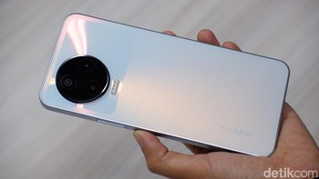 Ini Infinix Note 12 2023 versi Tuscany Blue. Selain itu ada varian Alphine White dan Volcanic Grey, Foto: Adi Fida Rahman/detikINET