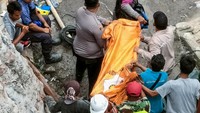 Petugas gabungan mengevakuasi jenazah pekerja korban ledakan tambang batu bara yang dikelola PT Nusa Alam Lestari (PT NAL) di Desa salak, Kecamatan Talawi, Sawahlunto, Sumatera Barat, Jumat (9/12/2022).