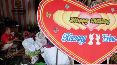 Intip Pembuatan Karangan Bunga untuk Pernikahan Kaesang-Erina
