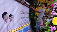 Perajin mengakui bahwa banyak menerima pesanan karangan bunga untuk acara resepsi pernikahan Kaesang Pangarep dengan Erina Gudono yang akan digelar di Pura Mangkunegaran, Solo, Jawa Tengah, Minggu (11/12/2022).