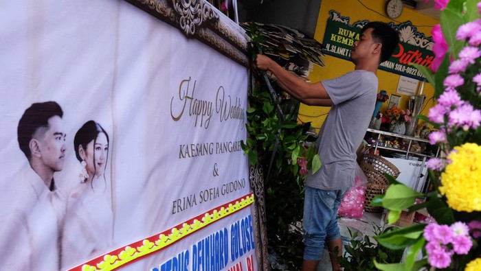 Intip Pembuatan Karangan Bunga untuk Pernikahan Kaesang dan Erina Perajin menyelesaikan pesanan karangan bunga untuk acara resepsi ngunduh mantu pernikahan putra bungsu Presiden Joko Widodo, Kaesang Pangarep dengan Erina Gudono, di Solo, Jawa Tengah, Jumat (9/12/2022). Perajin mengaku banyak menerima pesanan karangan bunga untuk acara resepsi pernikahan Kaesang Pangarep dengan Erina Gudono yang akan digelar di Pura Mangkunegaran, Solo, Jawa Tengah, Minggu (11/12/2022). ANTARA FOTO/Maulana Surya/tom.