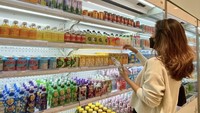 Selain mempercantik diri, anak dari Doddy Sudrajat ini rupanya hobi jajan dan kulineran. Salah satunya ketika Mayang jajan seru di supermarket. Foto: Instagram @mayaang.lucyaana / Youtube